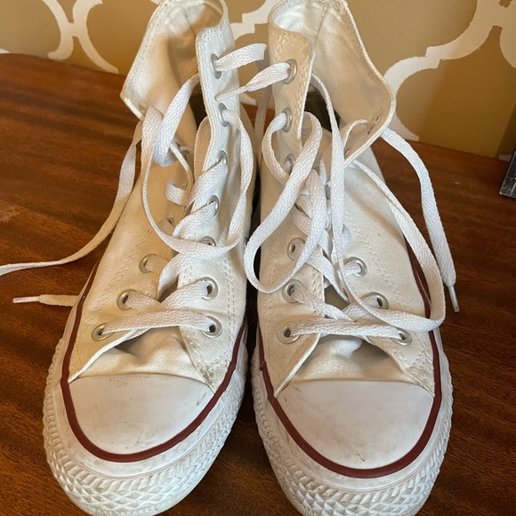 Converse Shoes - Women’s size 7 Converse high top sneakers